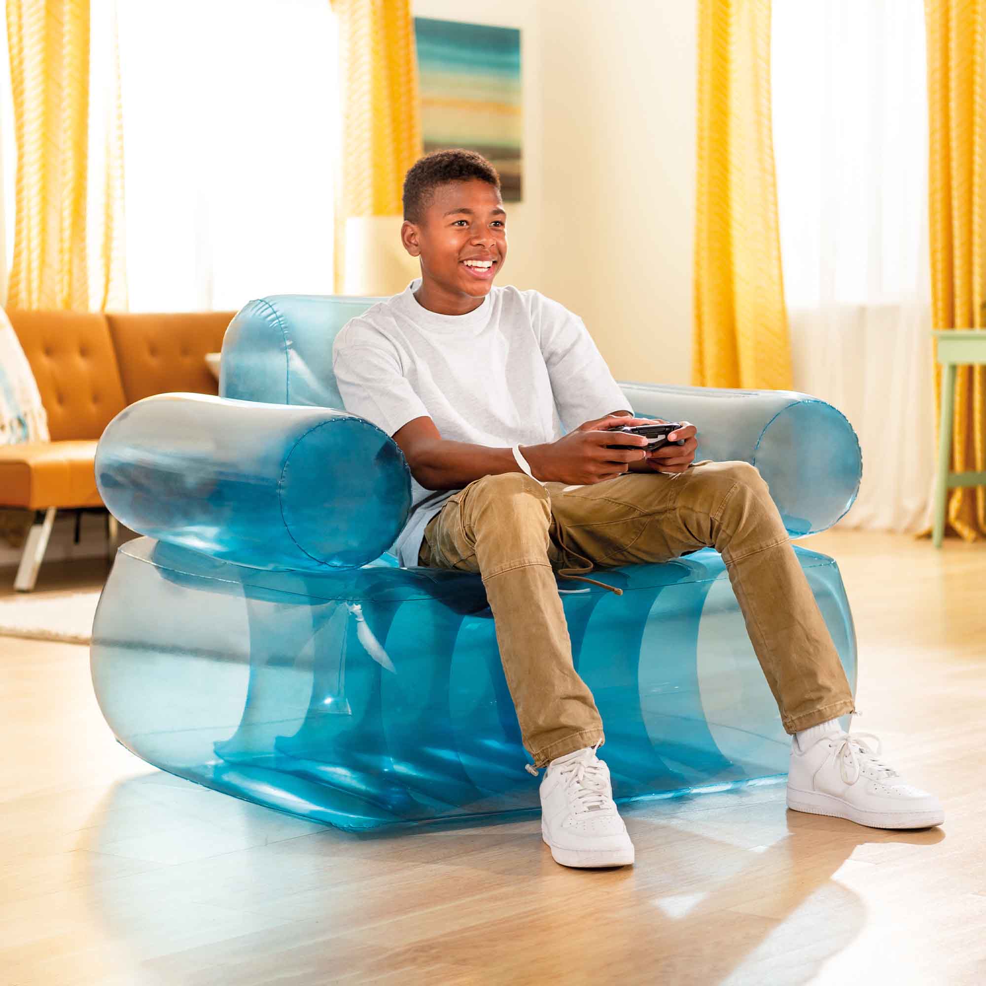 Прозрачное синее надувное кресло INTEX с подлокотниками