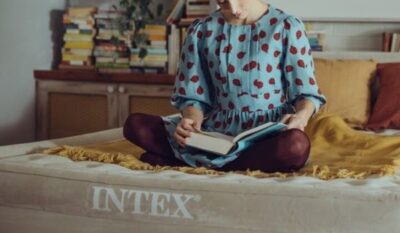 Основний посібник з купівлі надувного ліжка